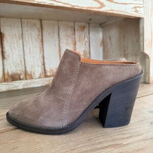 Aquaitalia Women's Libby Brush Oil Suede Block Heel Mules NWT Size 8